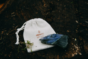 Ruwe Labradoriet edelsteen in linnen zakje – spirituele steen voor transformatie en bescherming