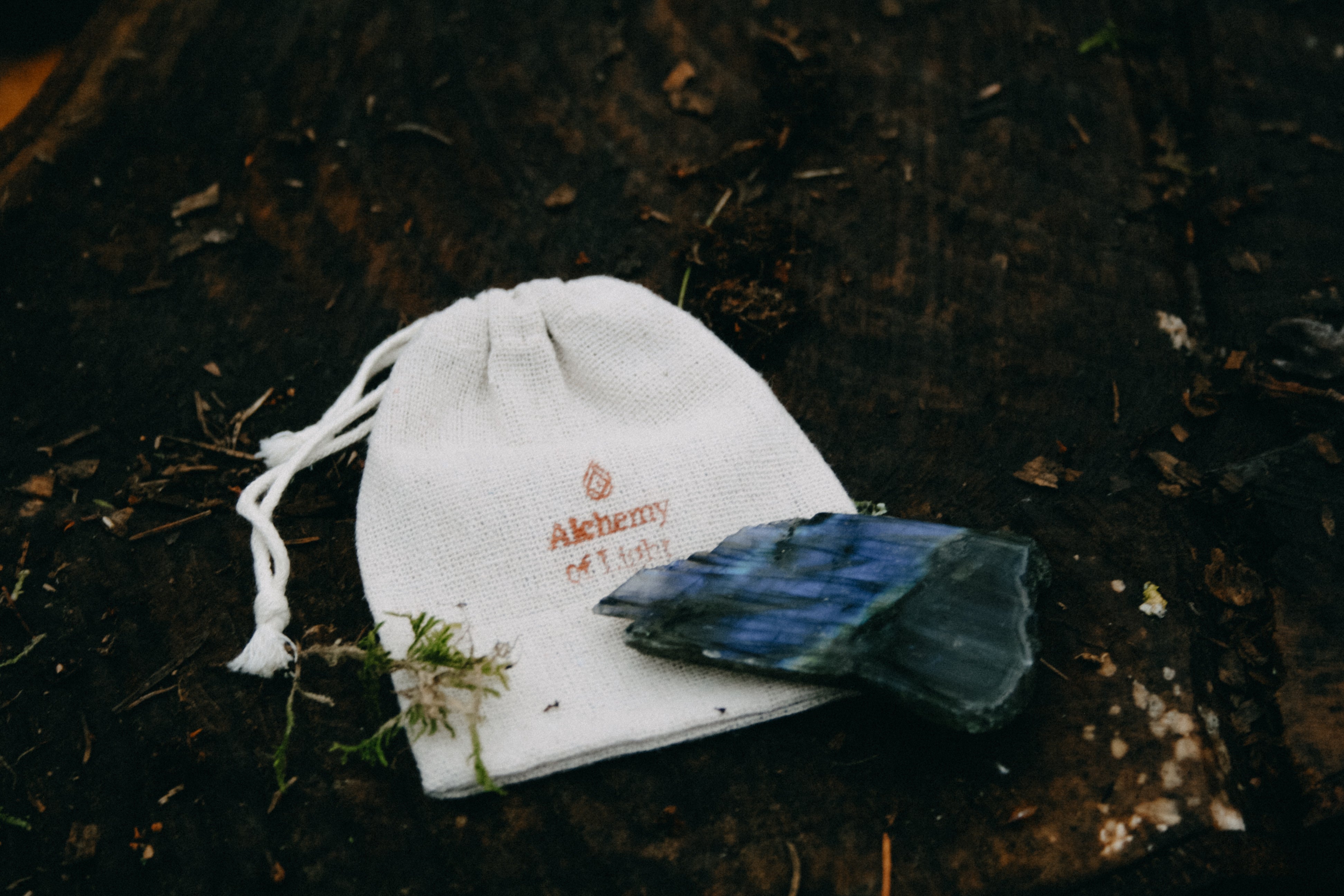 Ruwe Labradoriet edelsteen in linnen zakje – spirituele steen voor transformatie en bescherming