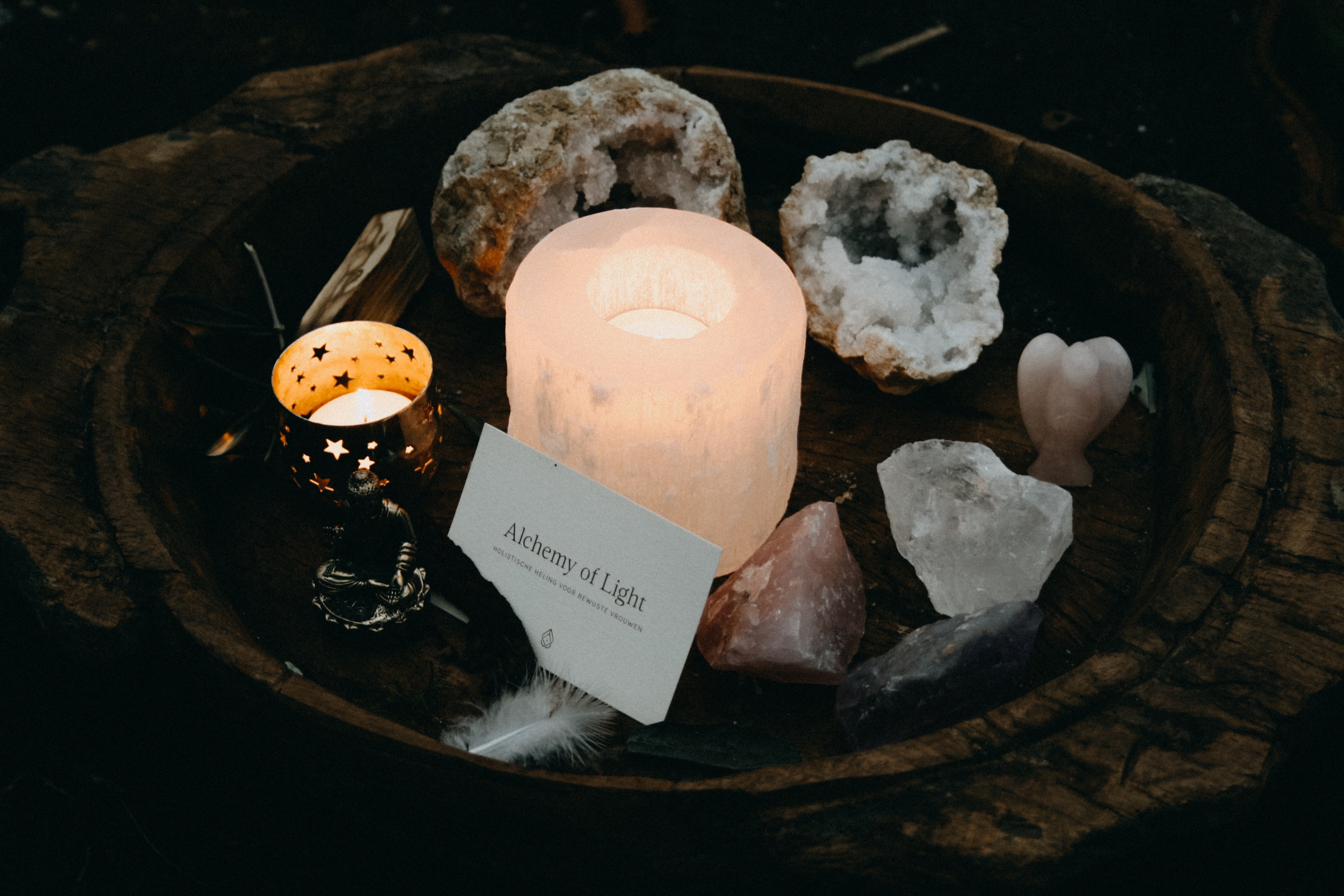 Klein altaar met edelstenen setje en kaarsen voor spirituele rituelen