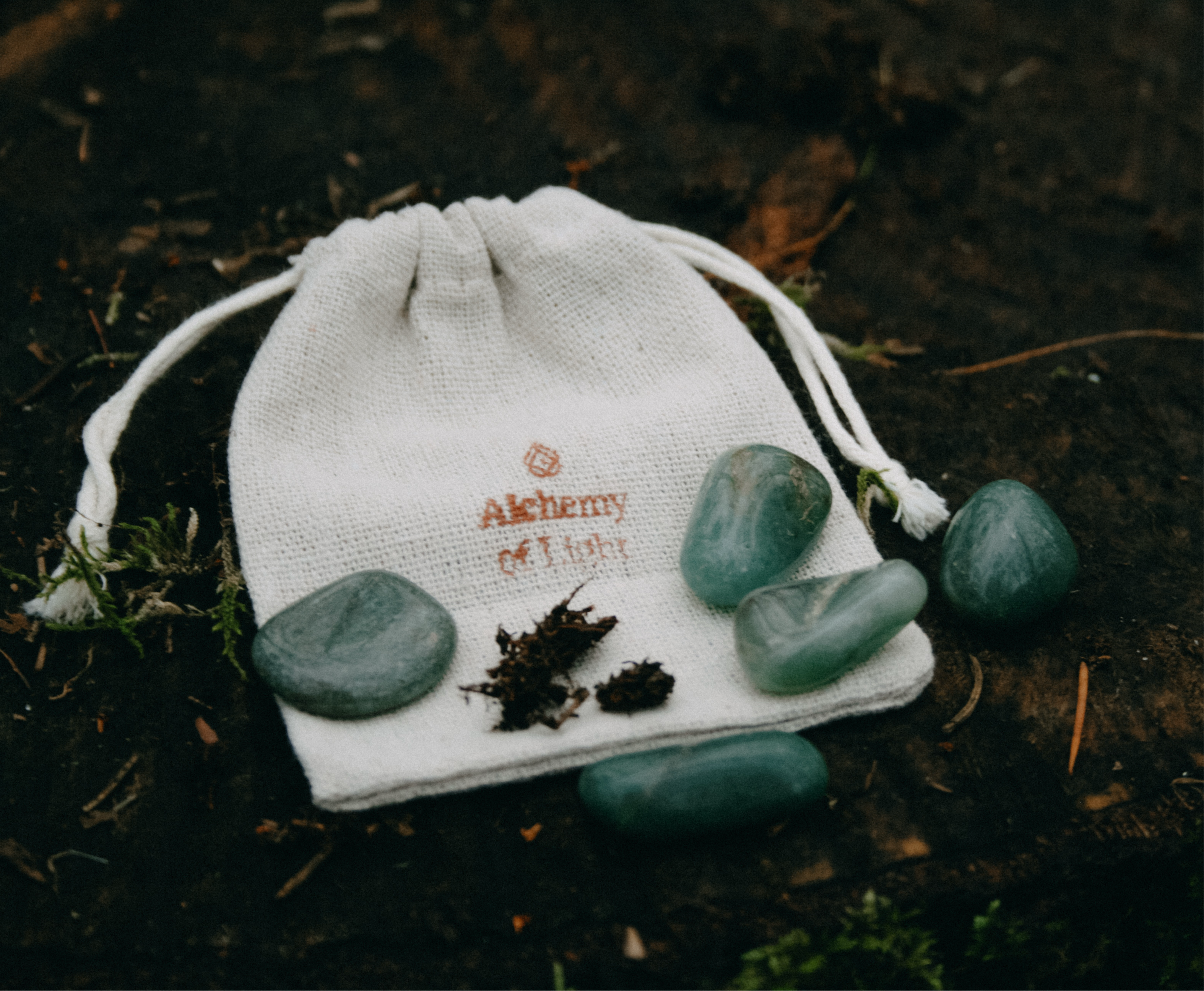 Groene aventurijn edelstenen met linnen zakje. Spirituele kristallen voor zelfliefde, rust en balans. Helende stenen kopen bij Alchemy of Light in Nederland.