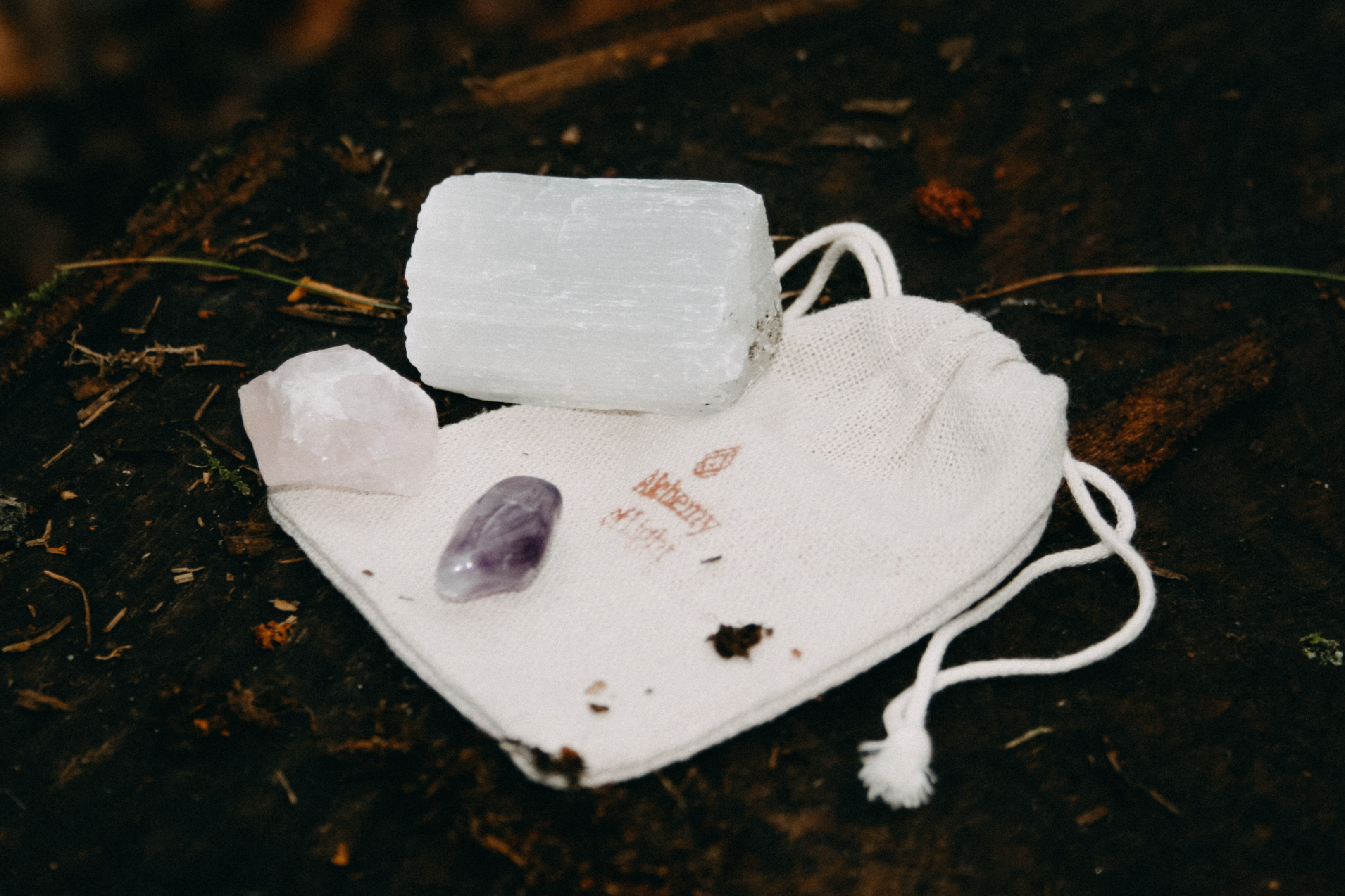 Drie helende edelstenen voor innerlijke rust in wit linnen zakje – spiritueel cadeau