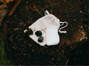 Edelstenen setje Bescherming & Gronding met seleniet, toermalijn en labradoriet in wit linnen cadeauzakje op boomstronk.