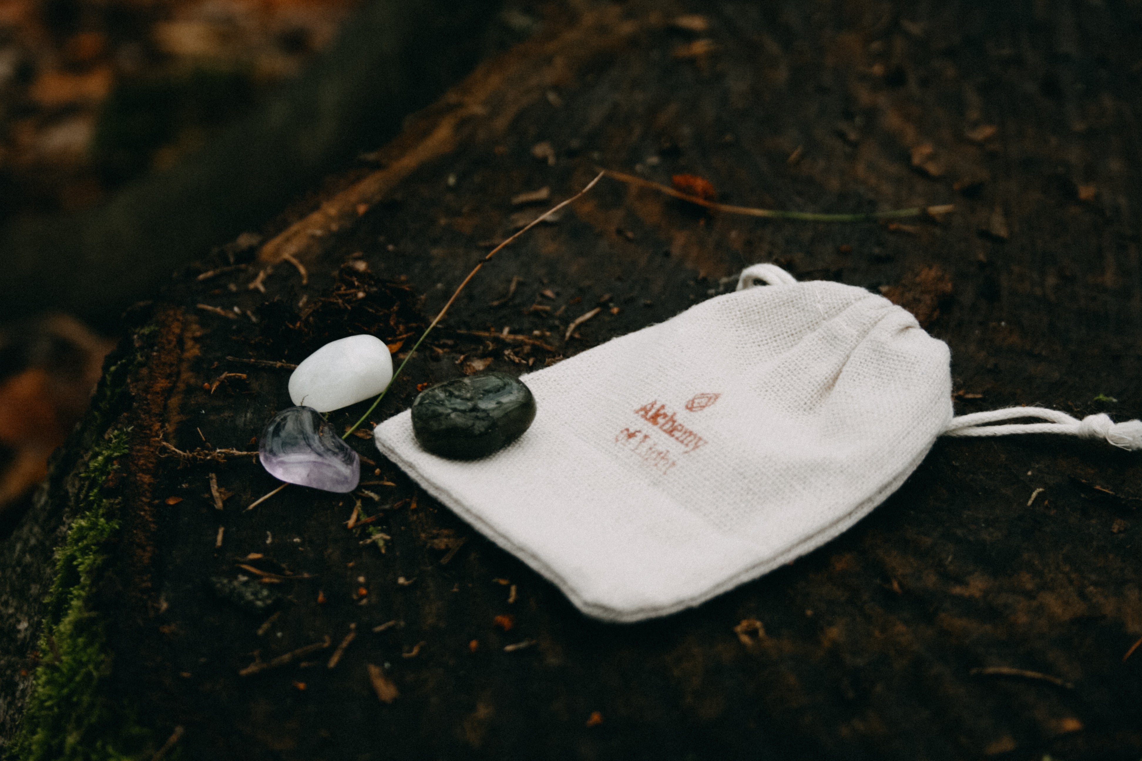 Edelstenen setje met rozenkwarts, amethist en labradoriet op linnen zakje – spiritueel cadeau voor balans en bescherming