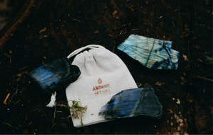 Ruwe Labradoriet edelsteen in linnen zakje – spirituele steen voor transformatie en bescherming