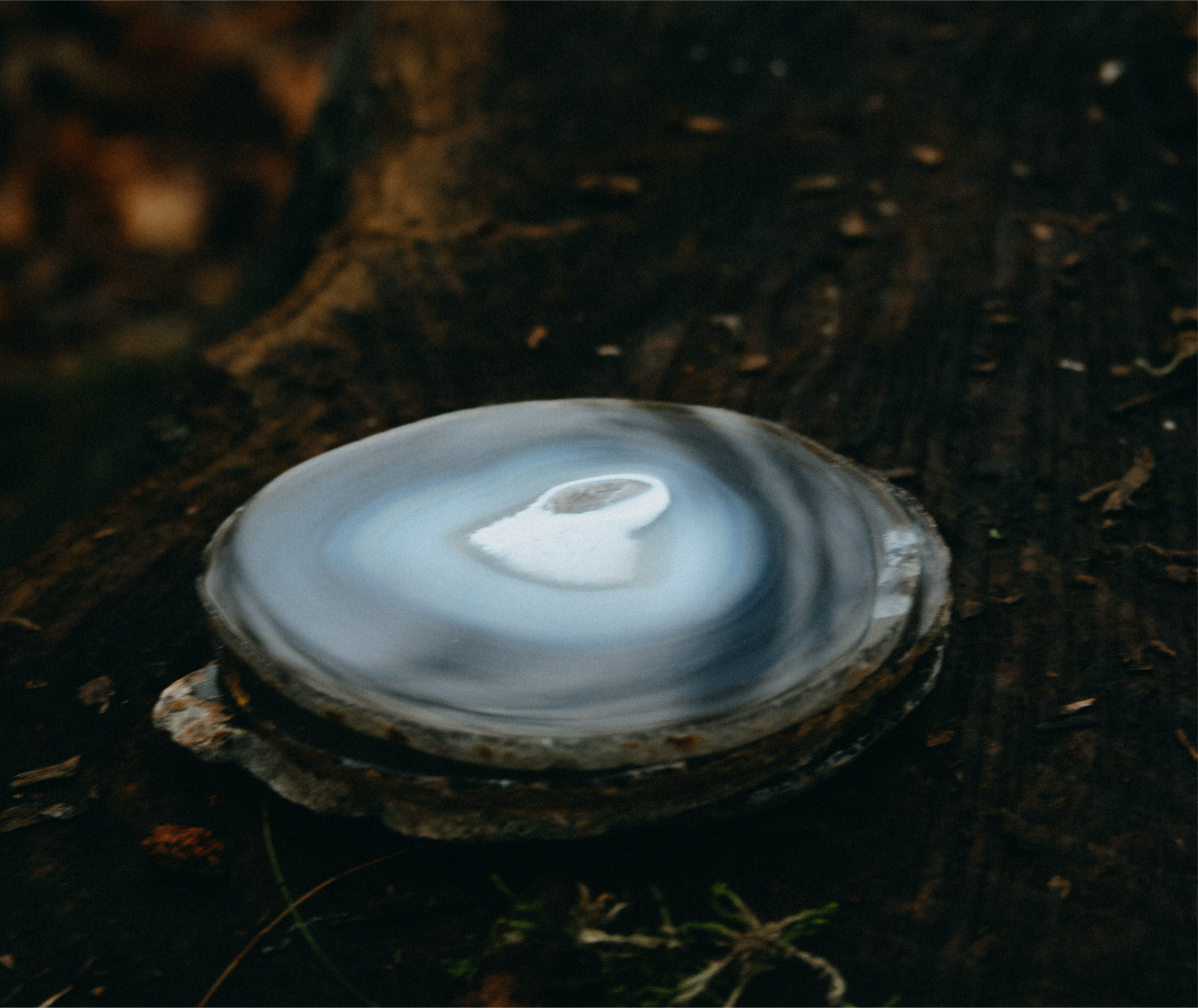 Set van vier agaat onderzetters-handgemaakte edelsteen schijven voor energetische balans, bescherming en decoratie. Perfect als spiritueel cadeau, meditatie accessoire of kristallen healing tool.