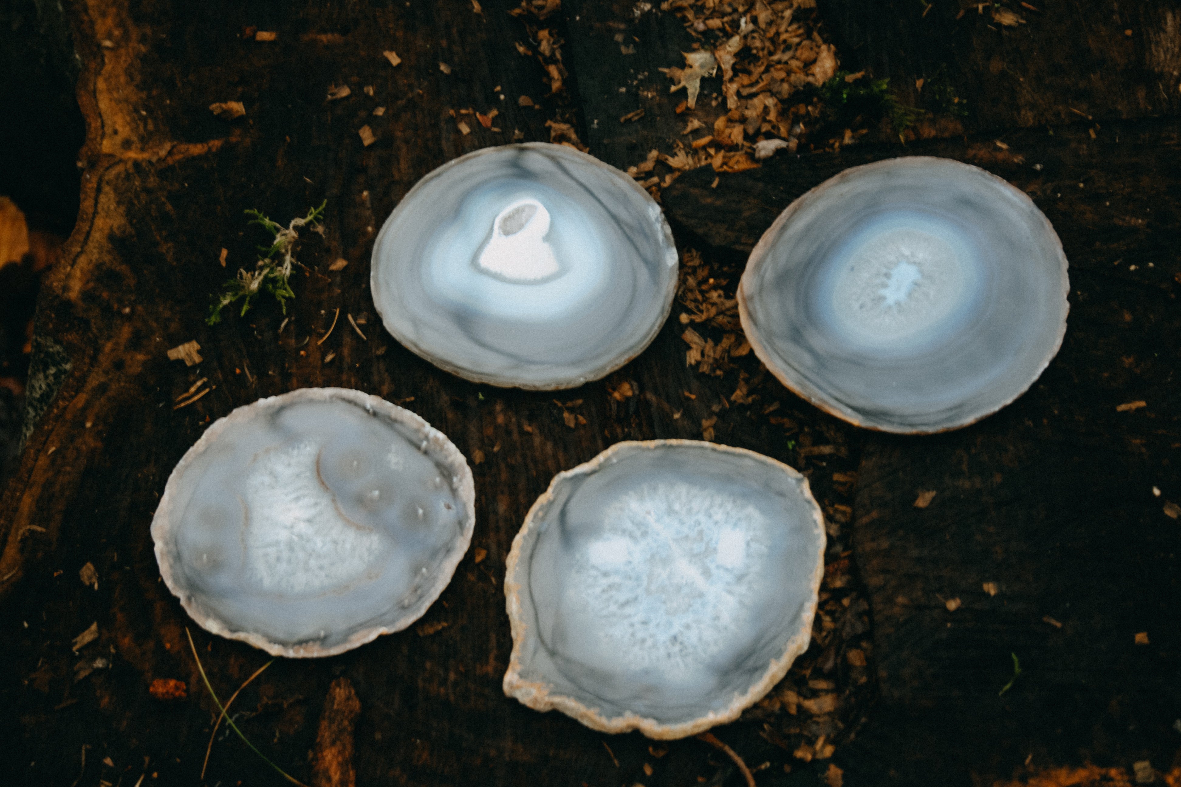 Set van vier agaat onderzetters- natuurlijke edelsteen schijven voor energetische balans en decoratie.