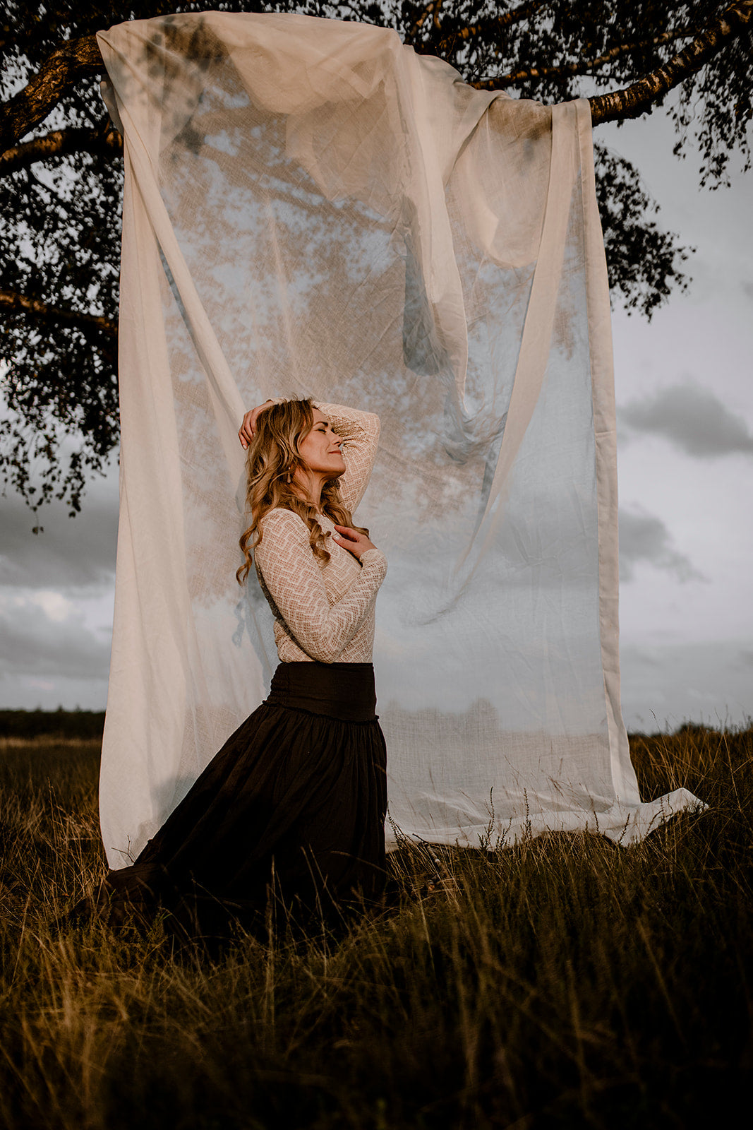 Nicole, systemisch coach voor moeders, in de natuur tijdens een moment van rust en reflectie.