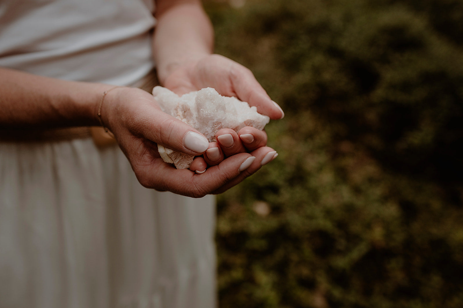 Handen die een kristal vasthouden- inspirerende blogs over spiritualiteit, bewustwording en innerlijke groei bij Alchemy of Light.